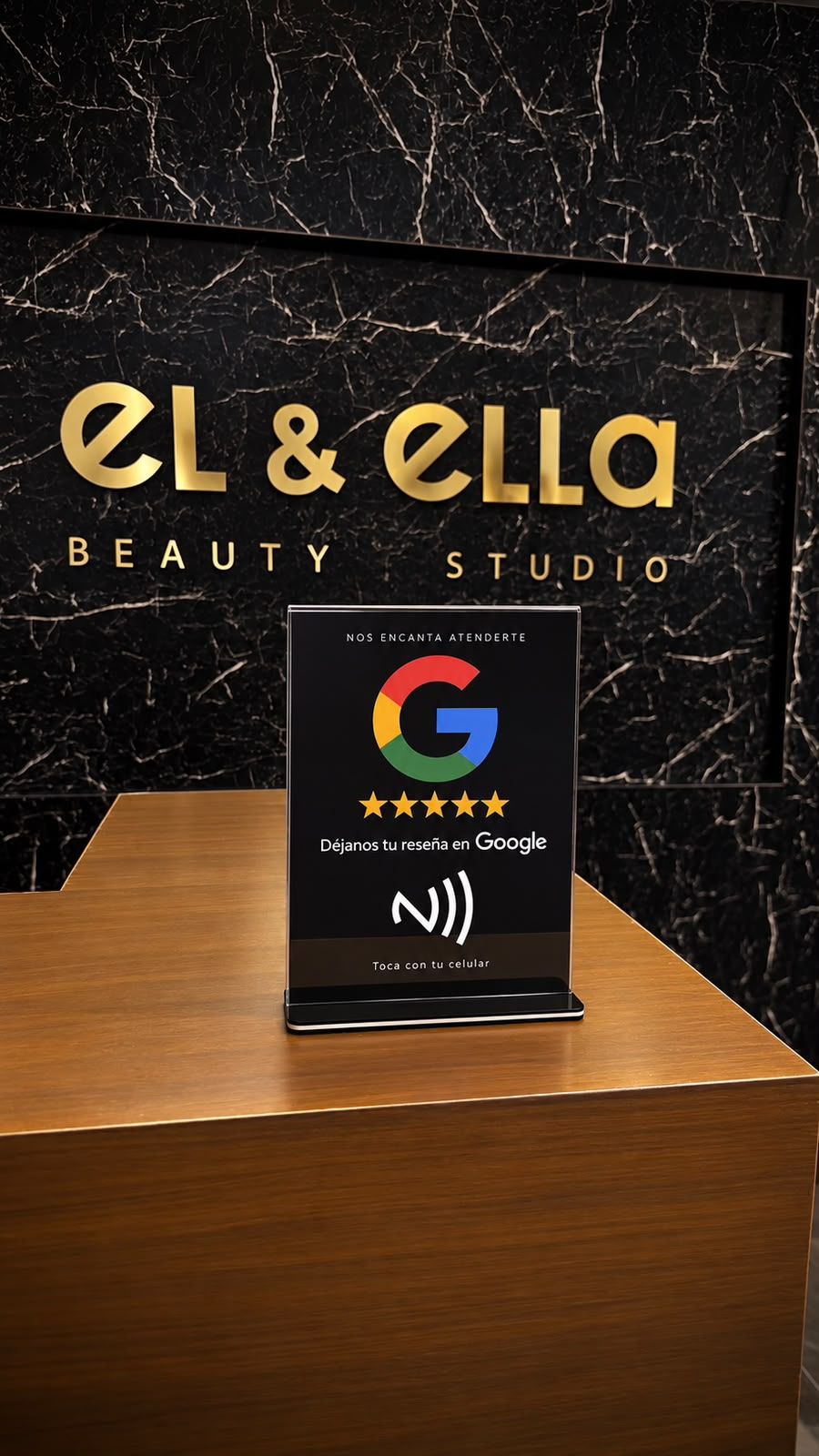 Atril JEV ID Business con NFC para reseñas de Google en El & Ella Beauty Studio