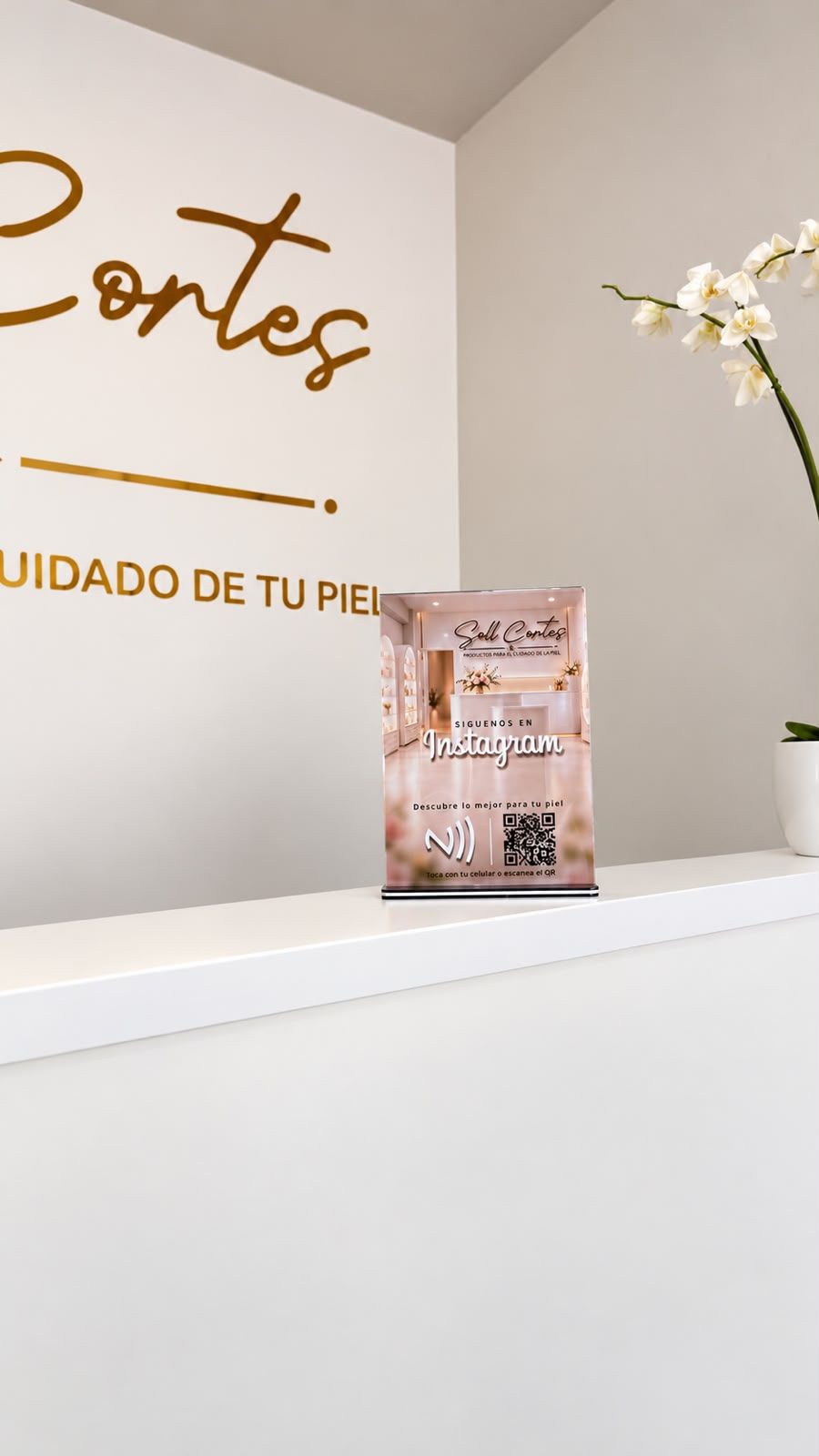 Atril JEV ID Business con NFC y QR de Instagram en el mostrador de Soll Cortes